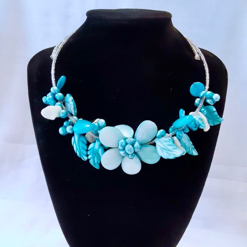 💲SALE💲 HP!! Genuine Pearl and Mother of Pearl Flower Wrap Necklace